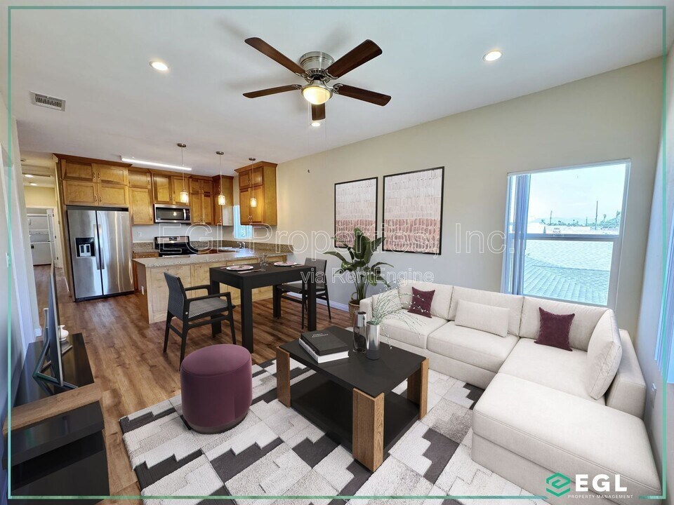 4501 1/2 S Gramercy Pl in Los Angeles, CA - Building Photo