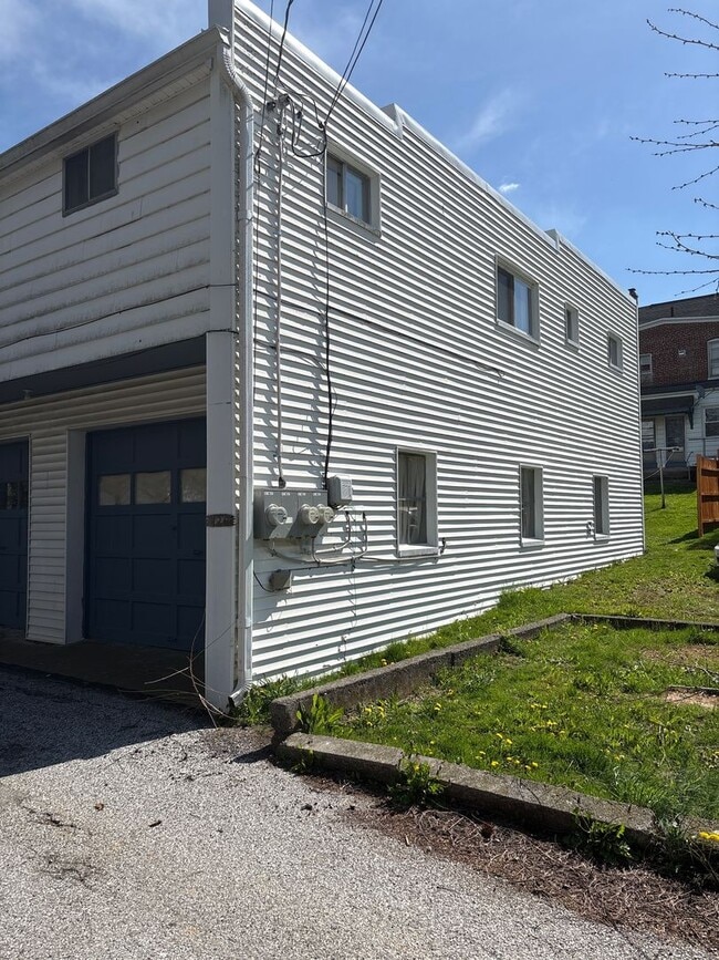 property at 126 S Walnut St