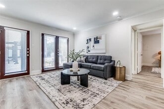 10211 Regal Oaks Dr in Dallas, TX - Building Photo - Building Photo