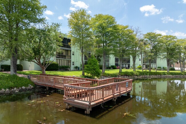 Lakeside Village in Lakeland, FL - Foto de edificio - Building Photo