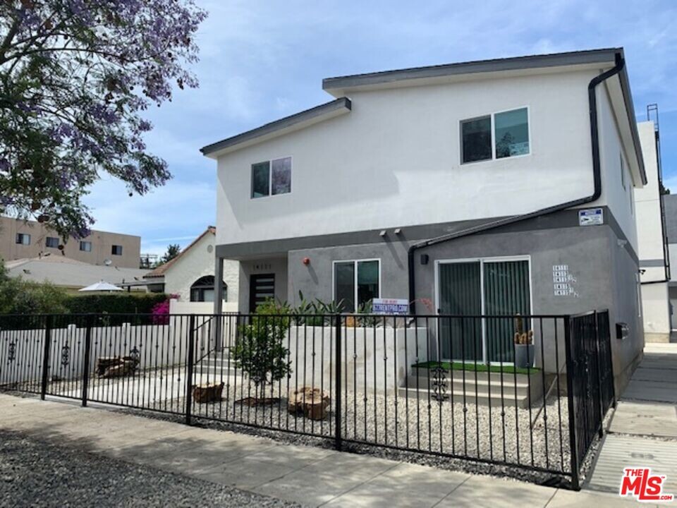 14111 Sylvan St in Los Angeles, CA - Building Photo