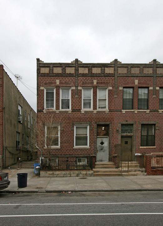 701 E New York Ave in Brooklyn, NY - Building Photo