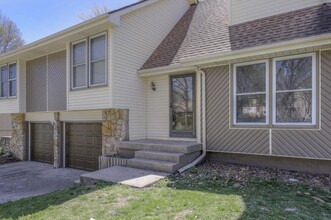 1008 NW Roanoke Dr in Blue Springs, MO - Building Photo - Building Photo