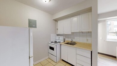 Mayfair Apartments in Windsor, ON - Building Photo - Building Photo