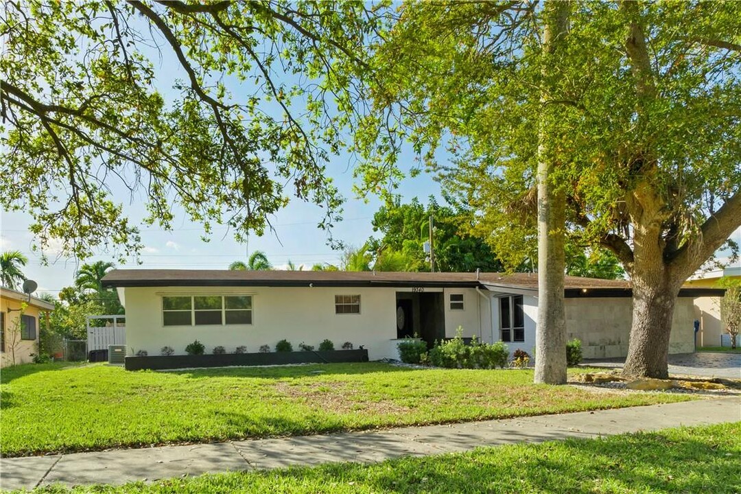 19340 NE 19th Ave in North Miami Beach, FL - Building Photo