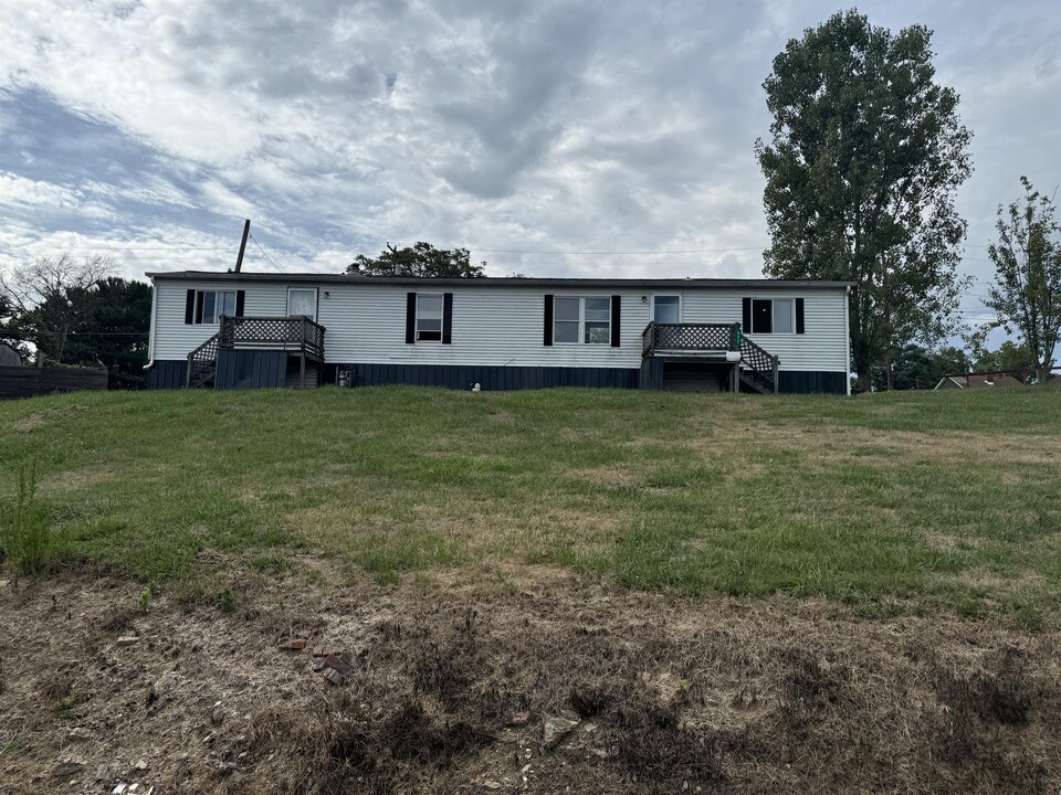 627 Flinn Ave in Ronco, PA - Building Photo