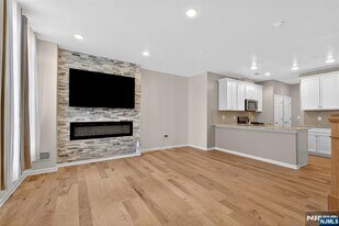 28 Leahy Dr in Wood Ridge, NJ - Building Photo