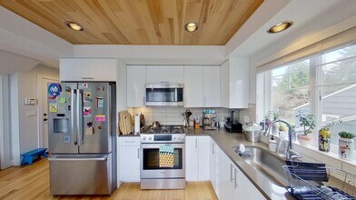 Bright & beautiful Ravenna townhouse near  in Seattle, WA - Building Photo - Building Photo