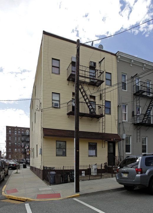 201 68th St in West New York, NJ - Building Photo