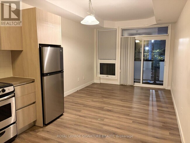 335 College St in Toronto, ON - Building Photo - Building Photo