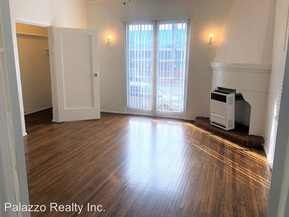 1827 E 4th St in Long Beach, CA - Building Photo