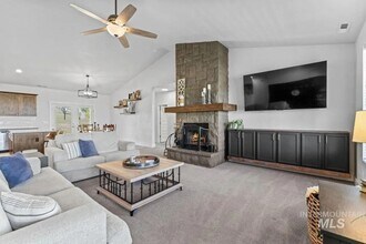 22205 Aura Vista Way in Caldwell, ID - Building Photo - Building Photo