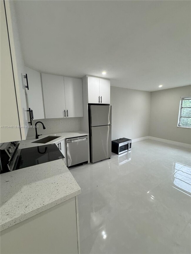 5450 Hollywood Blvd-Unit -209 in Hollywood, FL - Building Photo - Building Photo