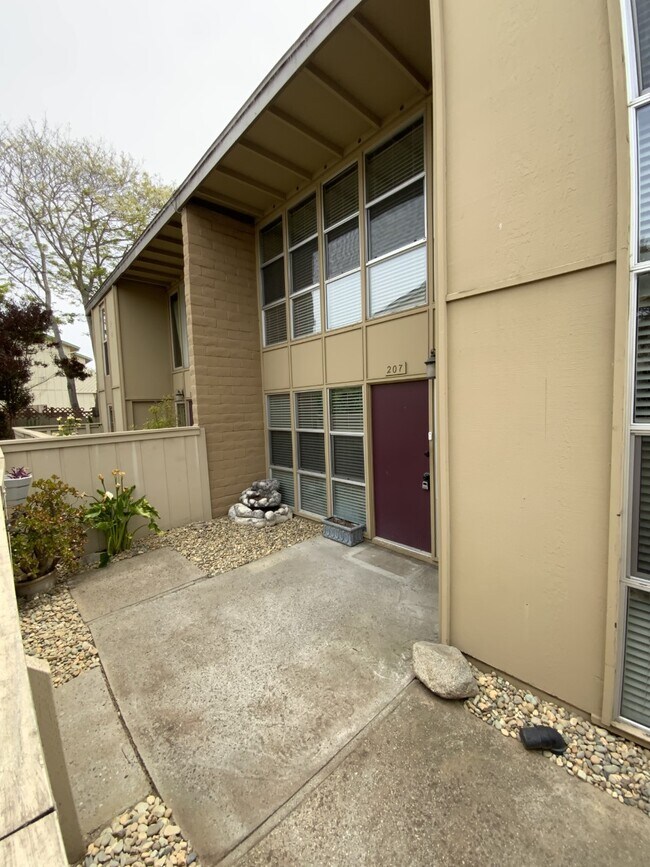 451 Dela Vina Ave #207 - Monterey in Monterey, CA - Building Photo - Building Photo