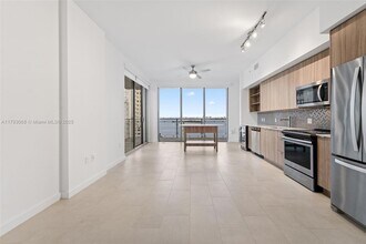 2150 N Bayshore Dr, Unit 0501 in Miami, FL - Building Photo - Building Photo