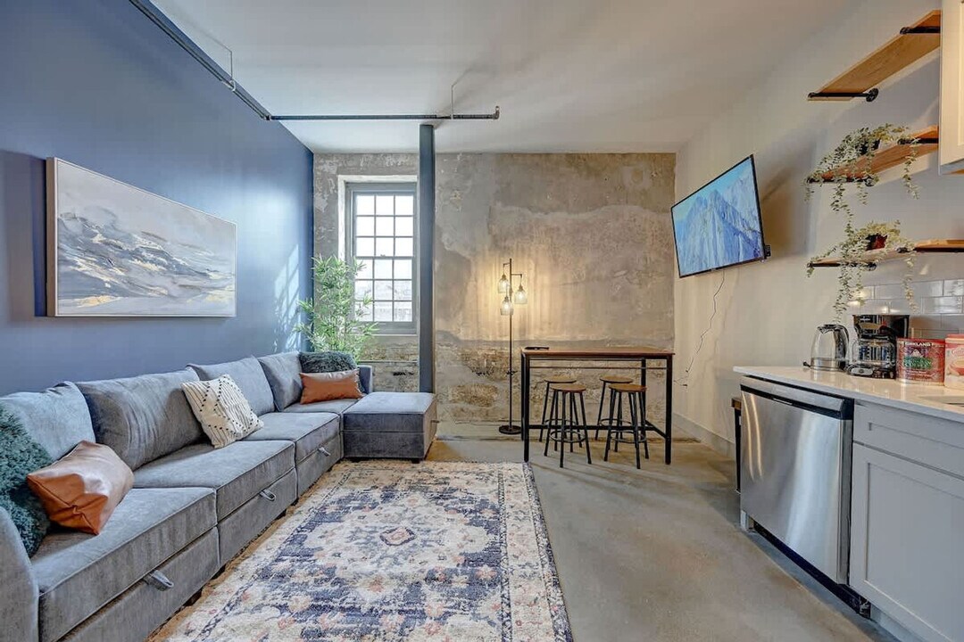 1009 W Juneau Ave in Milwaukee, WI - Building Photo