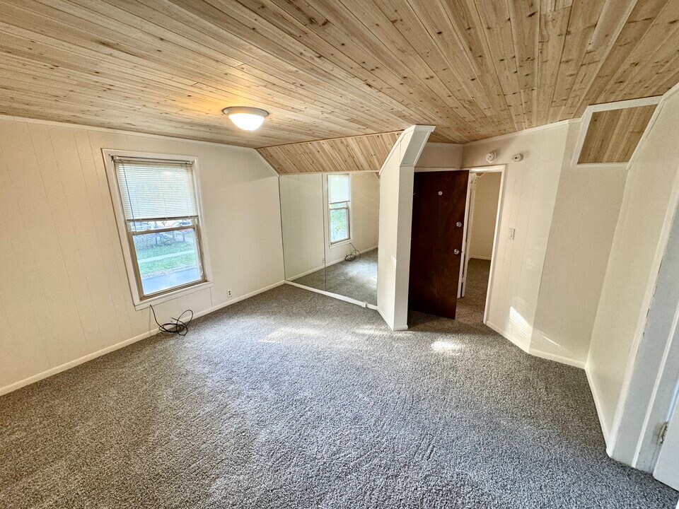 1100 Michigan Ave, Unit Upper in St. Joseph, MI - Building Photo