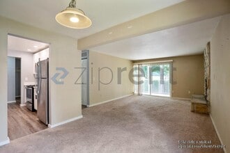 9807 NE 124th St in Kirkland, WA - Building Photo - Building Photo