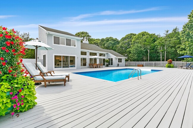 40 Hidden Cove Ct in Southampton, NY - Building Photo - Building Photo