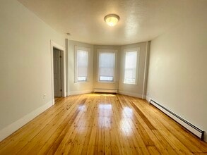 22 Howell St, Unit 2 in Boston, MA - Foto de edificio - Building Photo