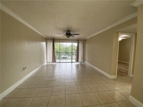 4235 N University Dr, Unit 301 in Sunrise, FL - Building Photo - Building Photo