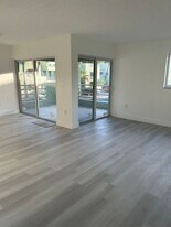 11163 NW 7th St in Miami, FL - Building Photo