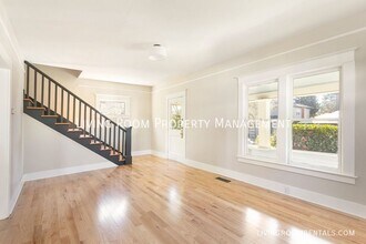 6303 SE Windsor Ct in Portland, OR - Building Photo - Building Photo