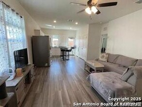 5227 Hickory Pl in San Antonio, TX - Foto de edificio - Building Photo