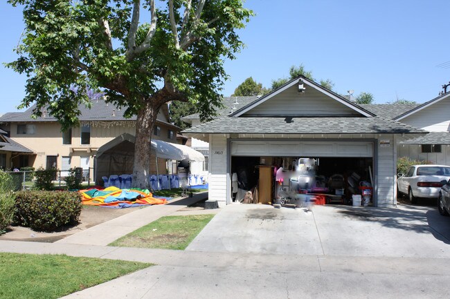 14611 A-D Carfax Dr in Tustin, CA - Foto de edificio - Building Photo