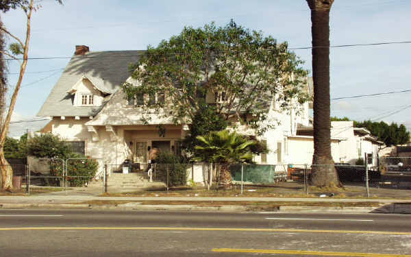 1365 W Adams Blvd in Los Angeles, CA - Foto de edificio