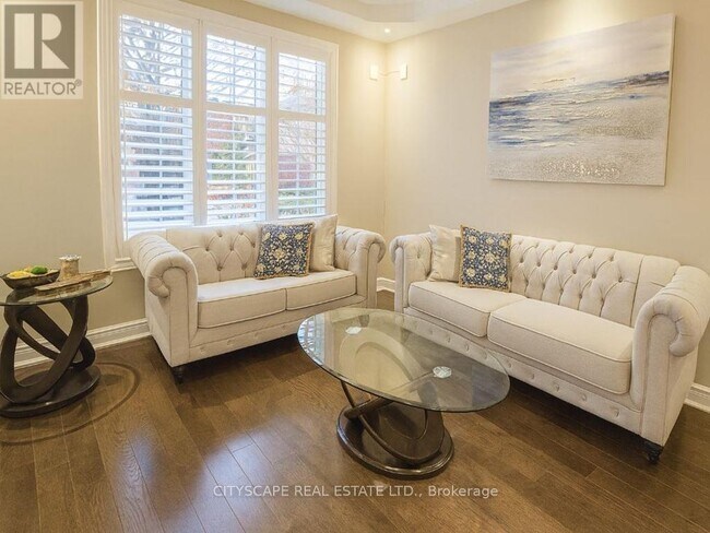 2449 Auckland Dr in Burlington, ON - Building Photo - Building Photo