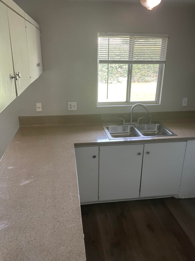 1935 Linden W St, Unit 4 in Riverside, CA - Building Photo - Building Photo