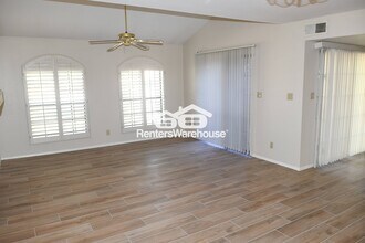 6945 E Cochise Rd in Paradise Valley, AZ - Foto de edificio - Building Photo