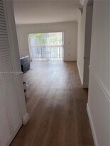 401 NW 72nd Ave in Miami, FL - Building Photo