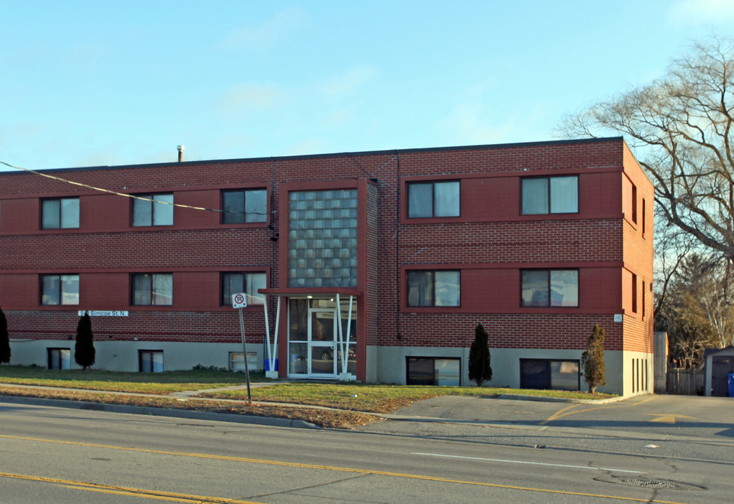 941 Simcoe Street North in Oshawa, ON - Building Photo