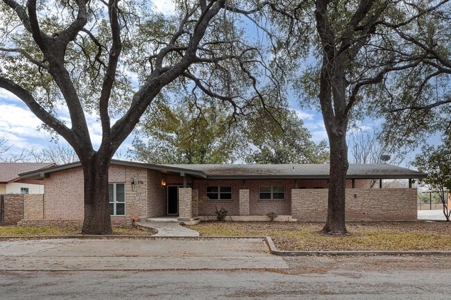 16 Larkwood Ln in Del Rio, TX - Foto de edificio - Building Photo