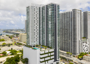 Miami Plaza in Miami, FL - Foto de edificio - Building Photo