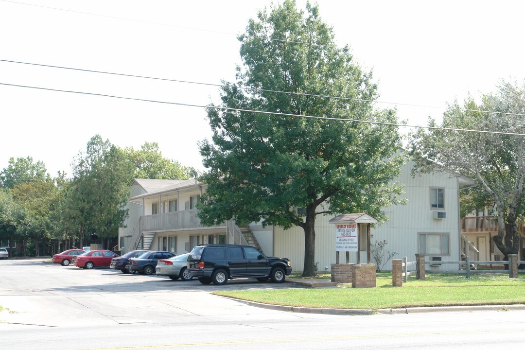 Bentley Square Apartments in Wichita, KS - Building Photo