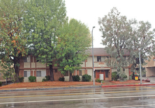 De Soto Place Apartments in Chatsworth, CA - Building Photo - Building Photo