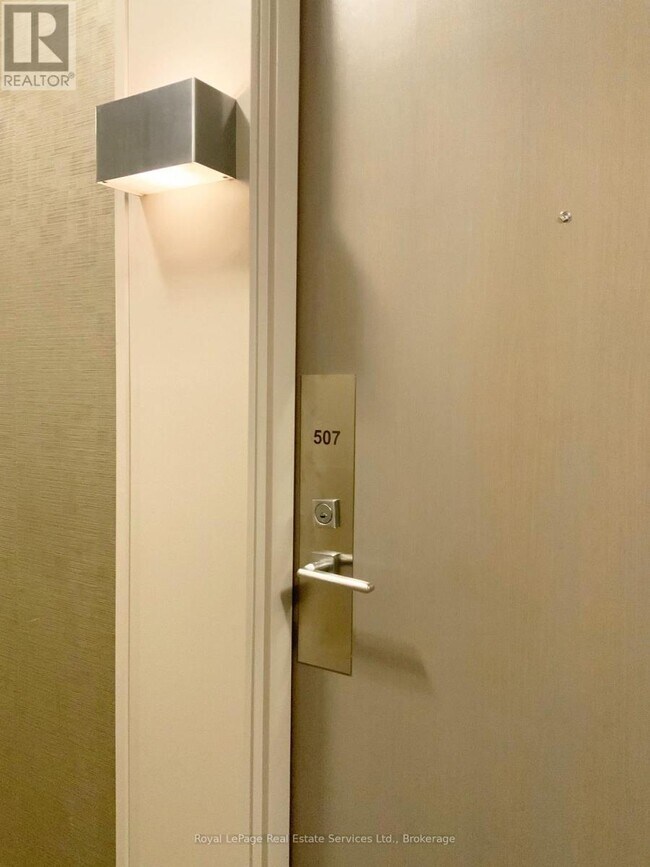 7167 Yonge St in Toronto, ON - Building Photo - Building Photo