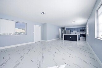 2440 Hayes St in Hollywood, FL - Building Photo - Building Photo