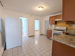 322 Lowell St, Unit 1 in Somerville, MA - Building Photo - Building Photo