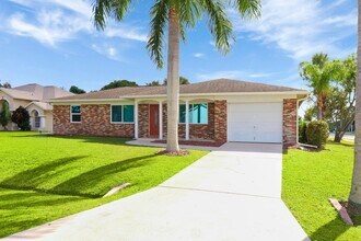 302 SE Lancaster Ave in Port St. Lucie, FL - Building Photo - Building Photo