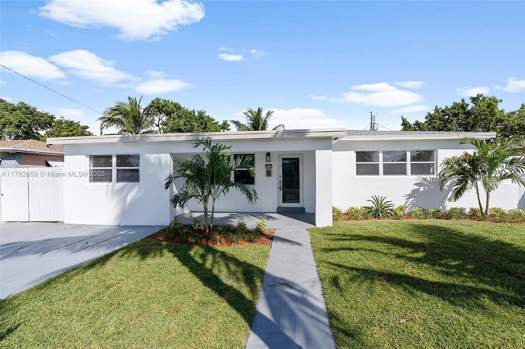 925 NW 84th St in Miami, FL - Building Photo
