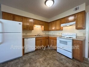 1009 14th St in Wamego, KS - Foto de edificio - Building Photo