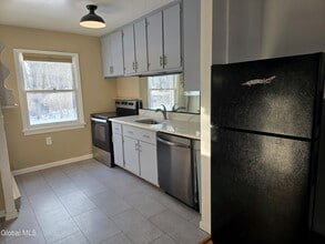 38 Maxwell Dr in Troy, NY - Building Photo - Building Photo