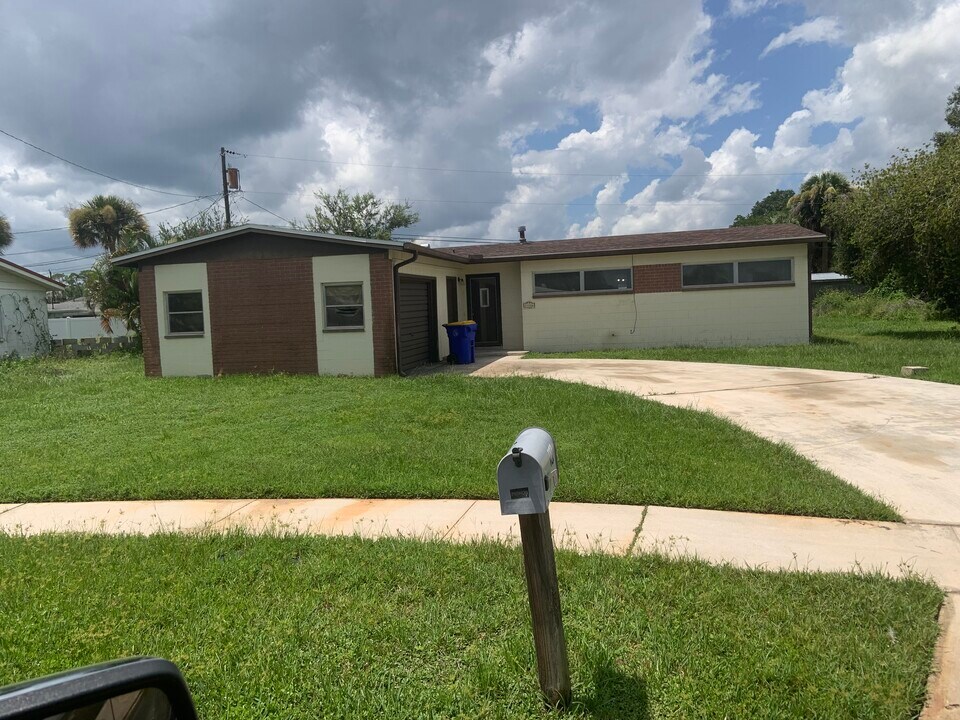 1106 Madrid Rd in Rockledge, FL - Foto de edificio