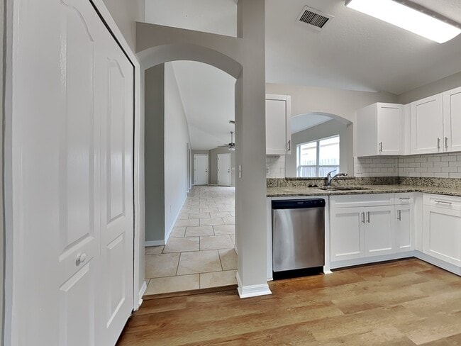 430 Maple Pointe Dr in Seffner, FL - Building Photo - Building Photo