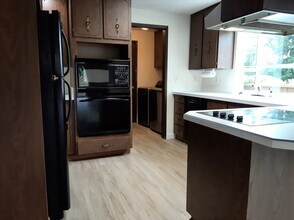 7117 40th St W in University Place, WA - Building Photo - Building Photo