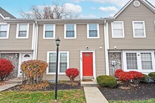 920 Woodlyn Dr N in Cincinnati, OH - Building Photo